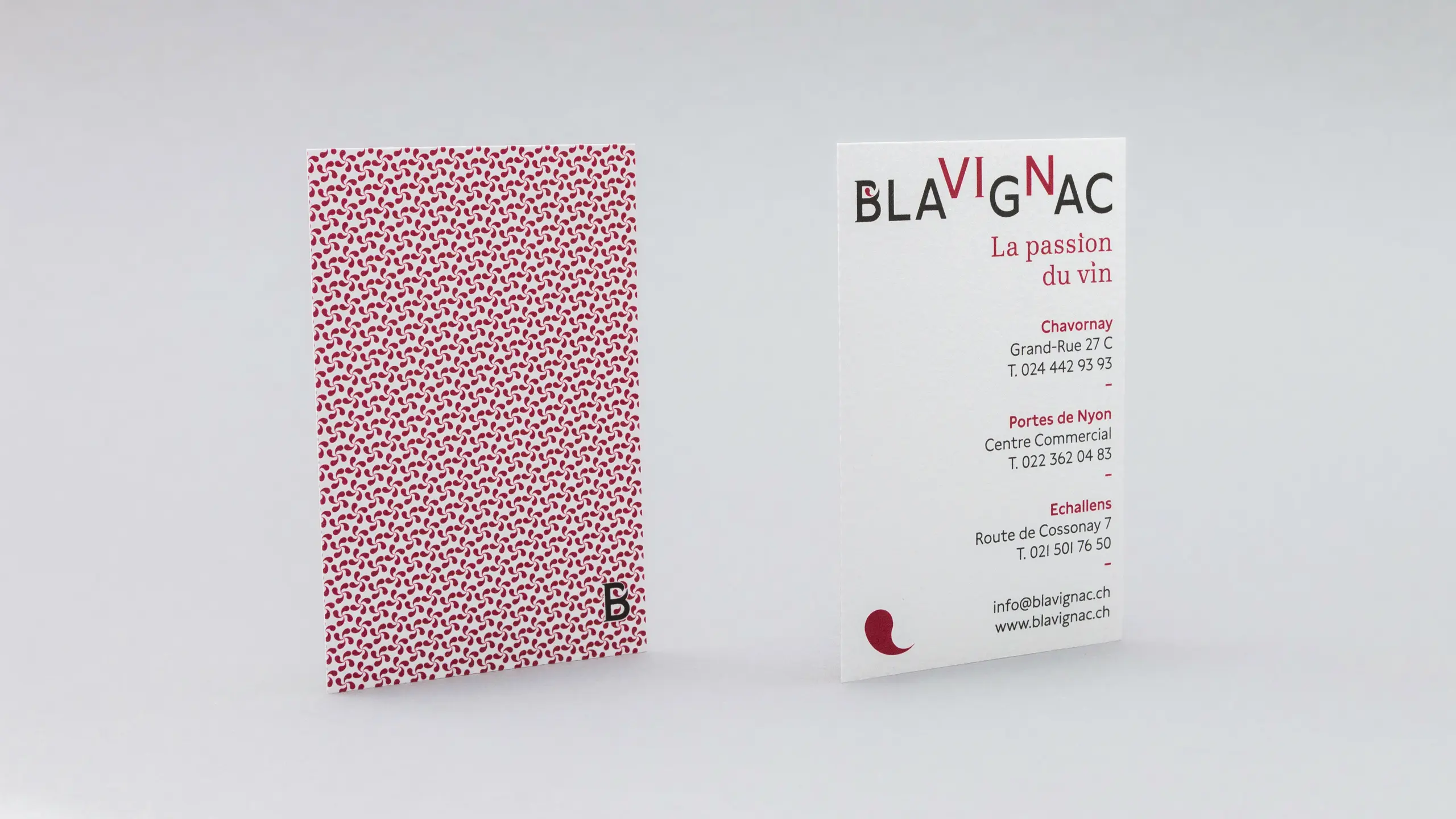 Cartes de visite Blavignac, motif de gouttes rouges au verso et adresses des boutiques au recto
