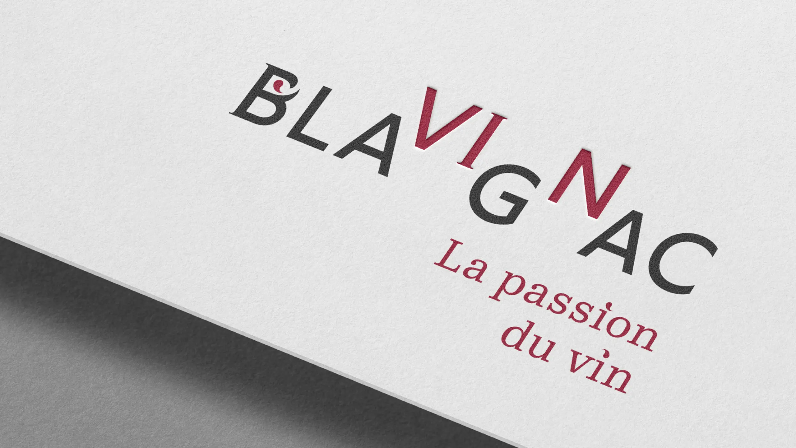 Logo Blavignac imprimé, avec les lettres V, I, N détachées en rouge et la signature La passion du vin