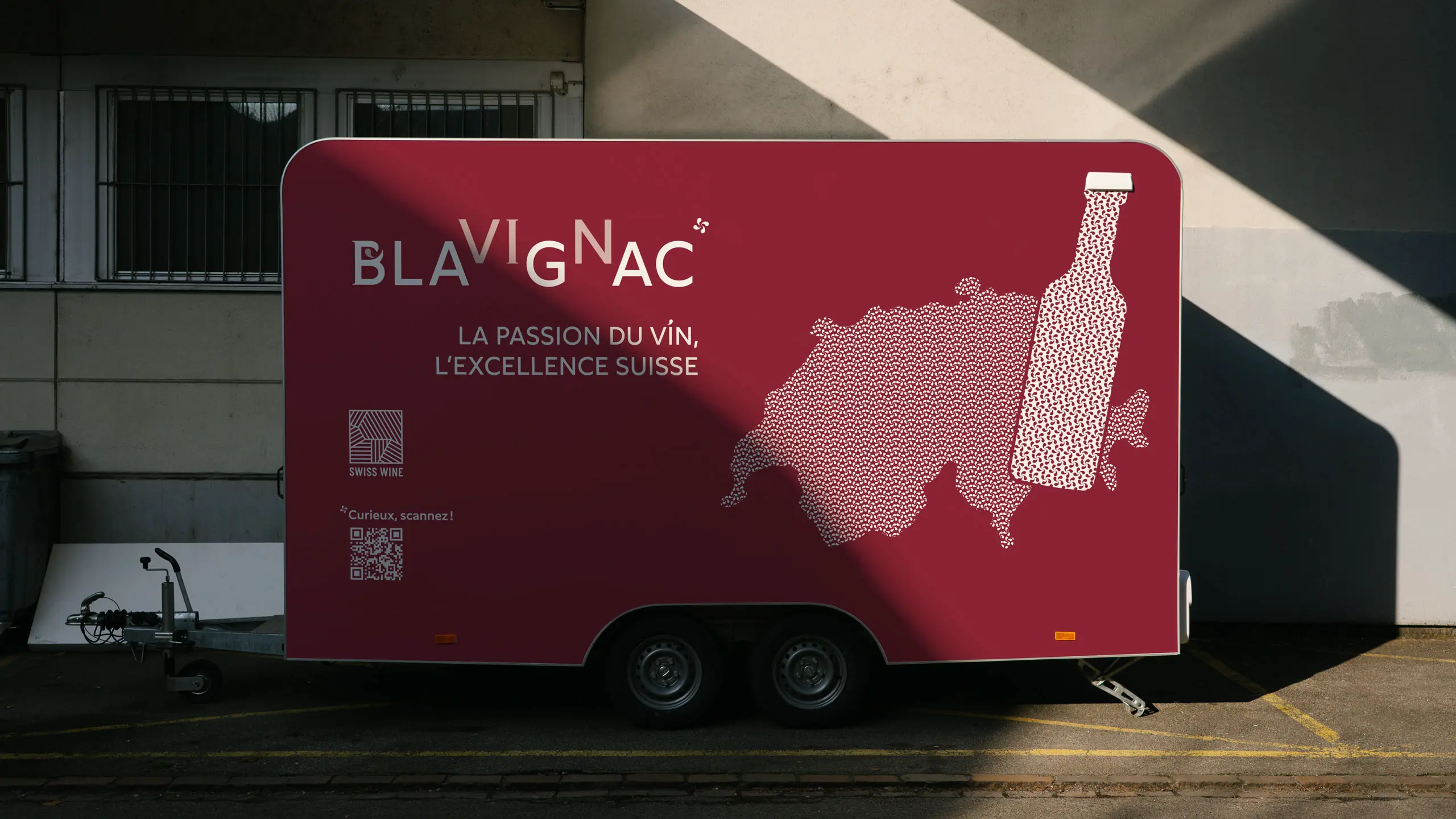 Remorque Blavignac habillée du motif de gouttes dessinant la carte de la Suisse et une bouteille