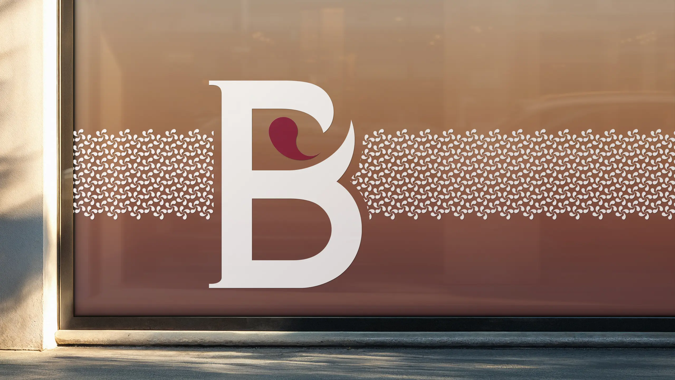 Vitrine d'une boutique Blavignac, monogramme B et frise de gouttes appliqués sur le verre
