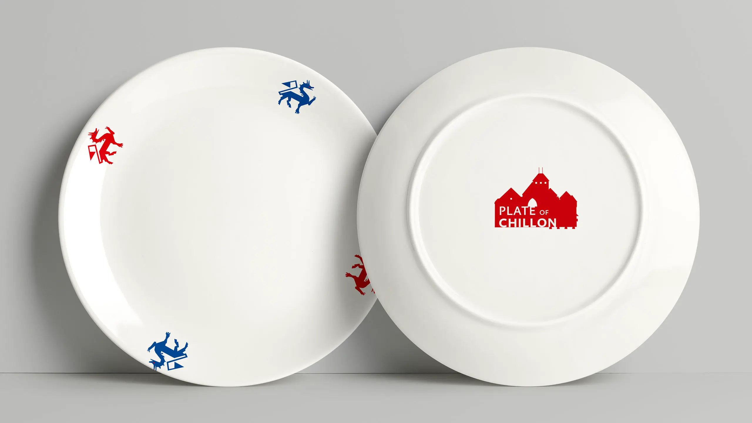 Assiettes « Plate of Chillon » à motif dragons rouge et bleu, vues de face et de dessous