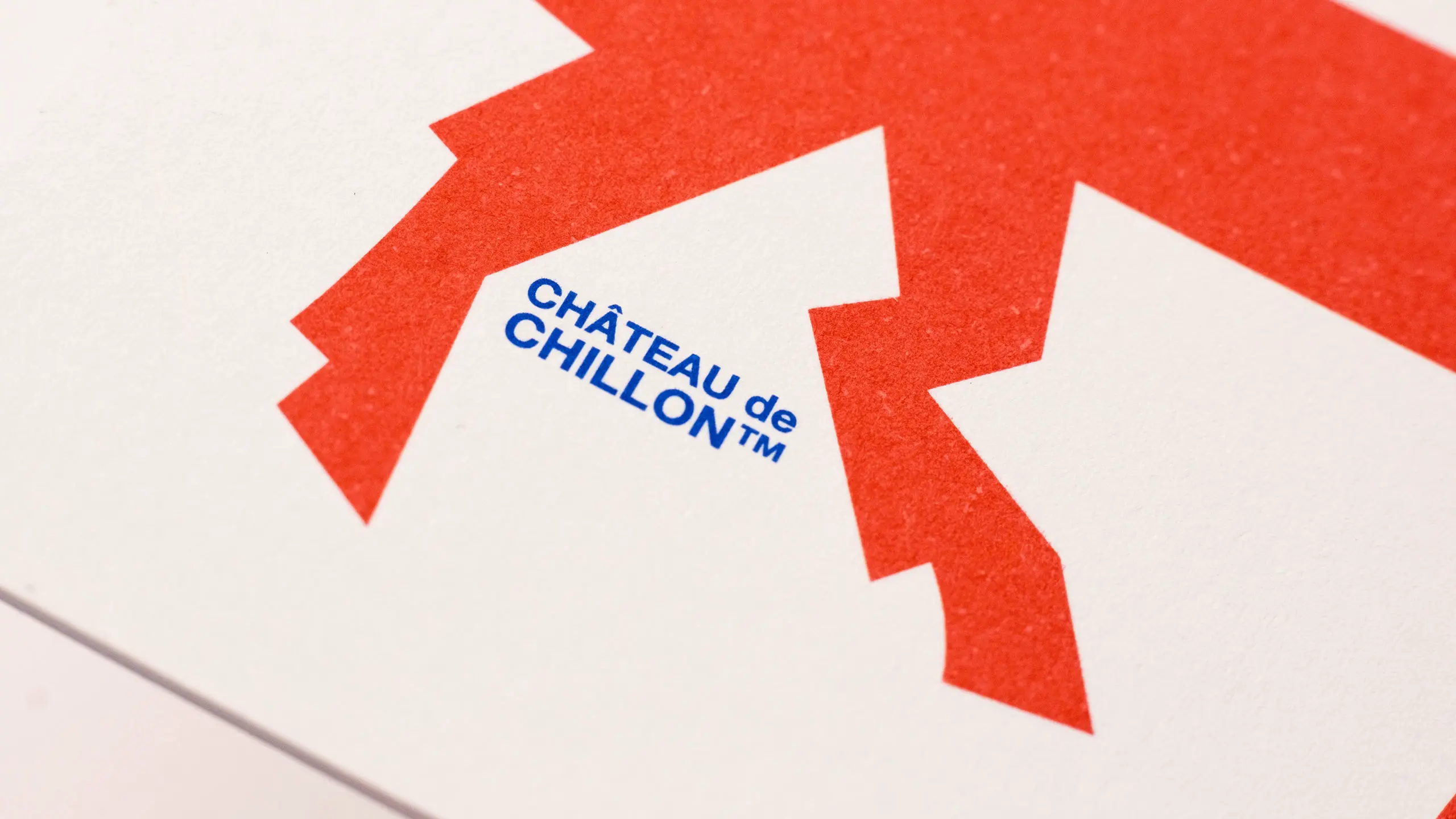 Symbole de dragon stylisé rouge et logotype « Château de Chillon » en bleu, impression letterpress