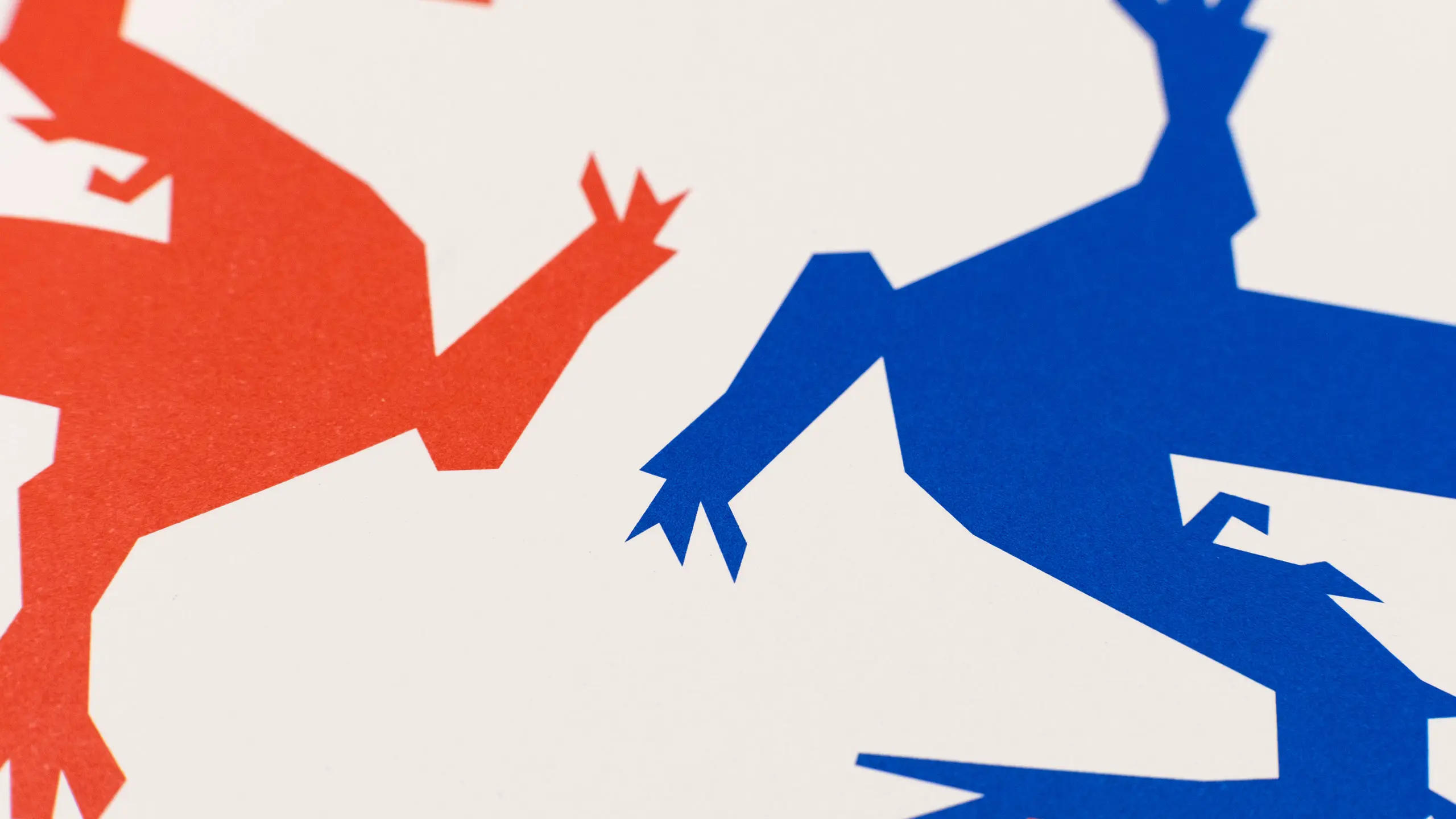 Gros plan de deux dragons stylisés rouge et bleu, motif créé pour le Château de Chillon