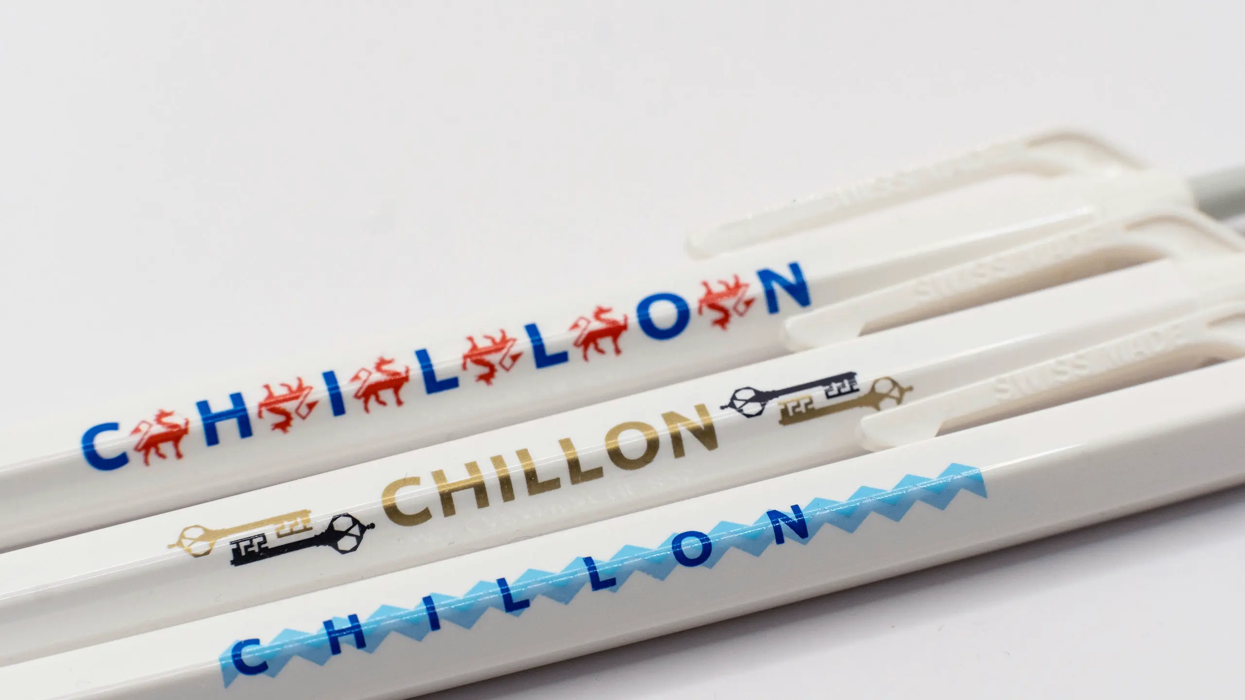 Trois stylos « Chillon » déclinant les motifs dragons, clés et zigzag du système graphique