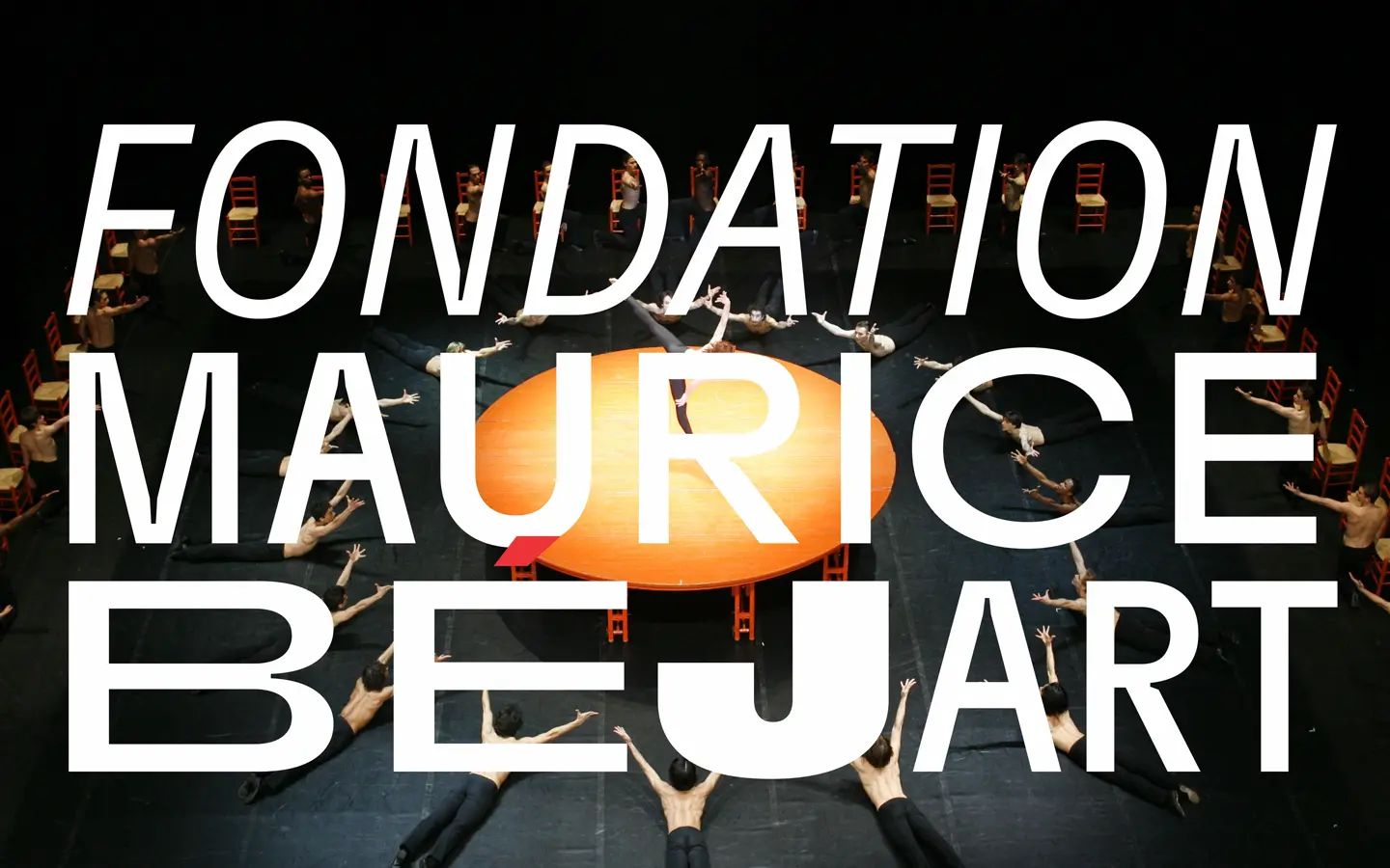 Logotype de la Fondation en blanc sur une photographie de ballet vue de dessus