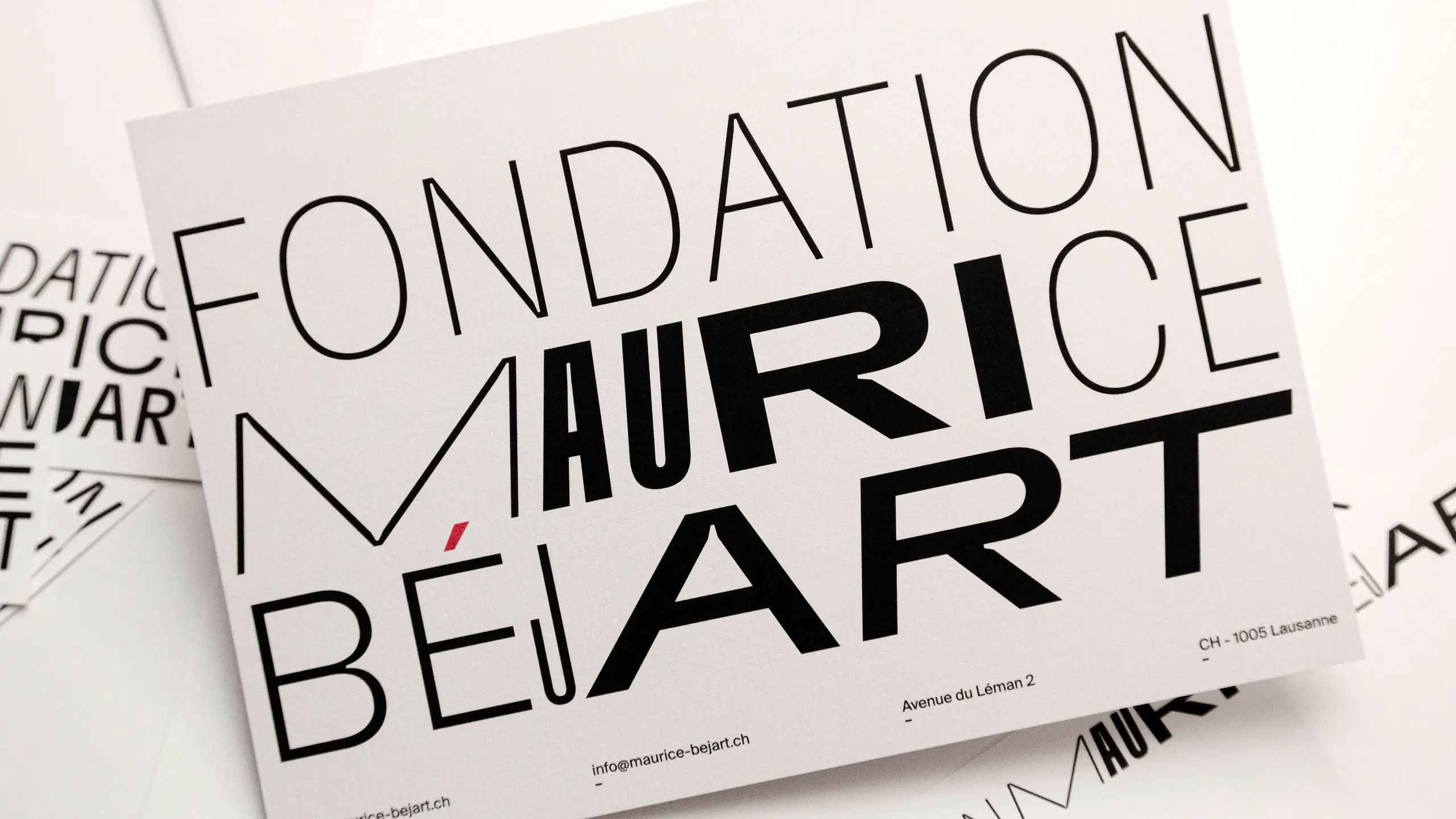 Carte de correspondance de la Fondation, composition typographique en trois lignes