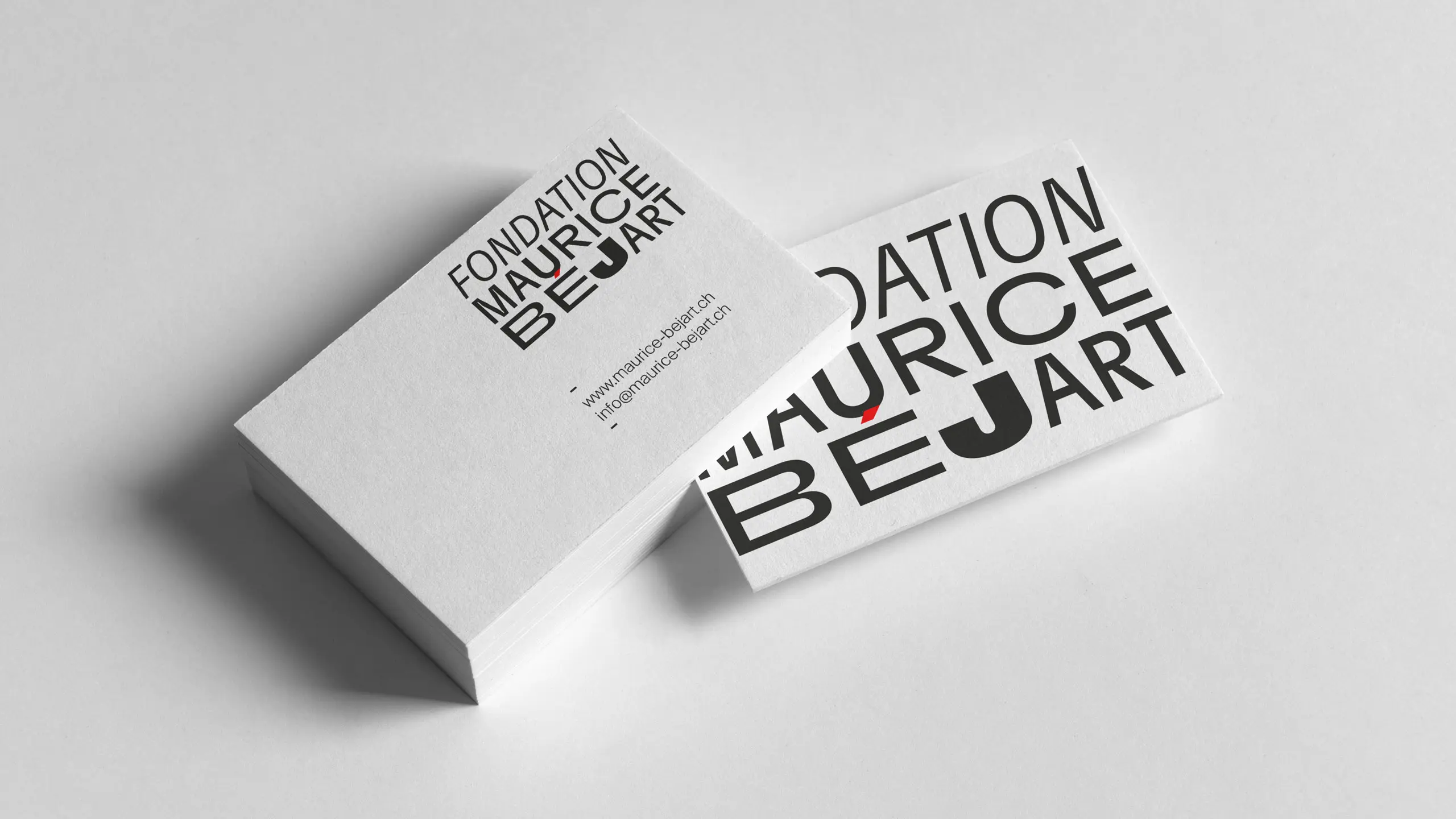 Cartes de visite de la Fondation Maurice Béjart imprimées en noir sur papier texturé