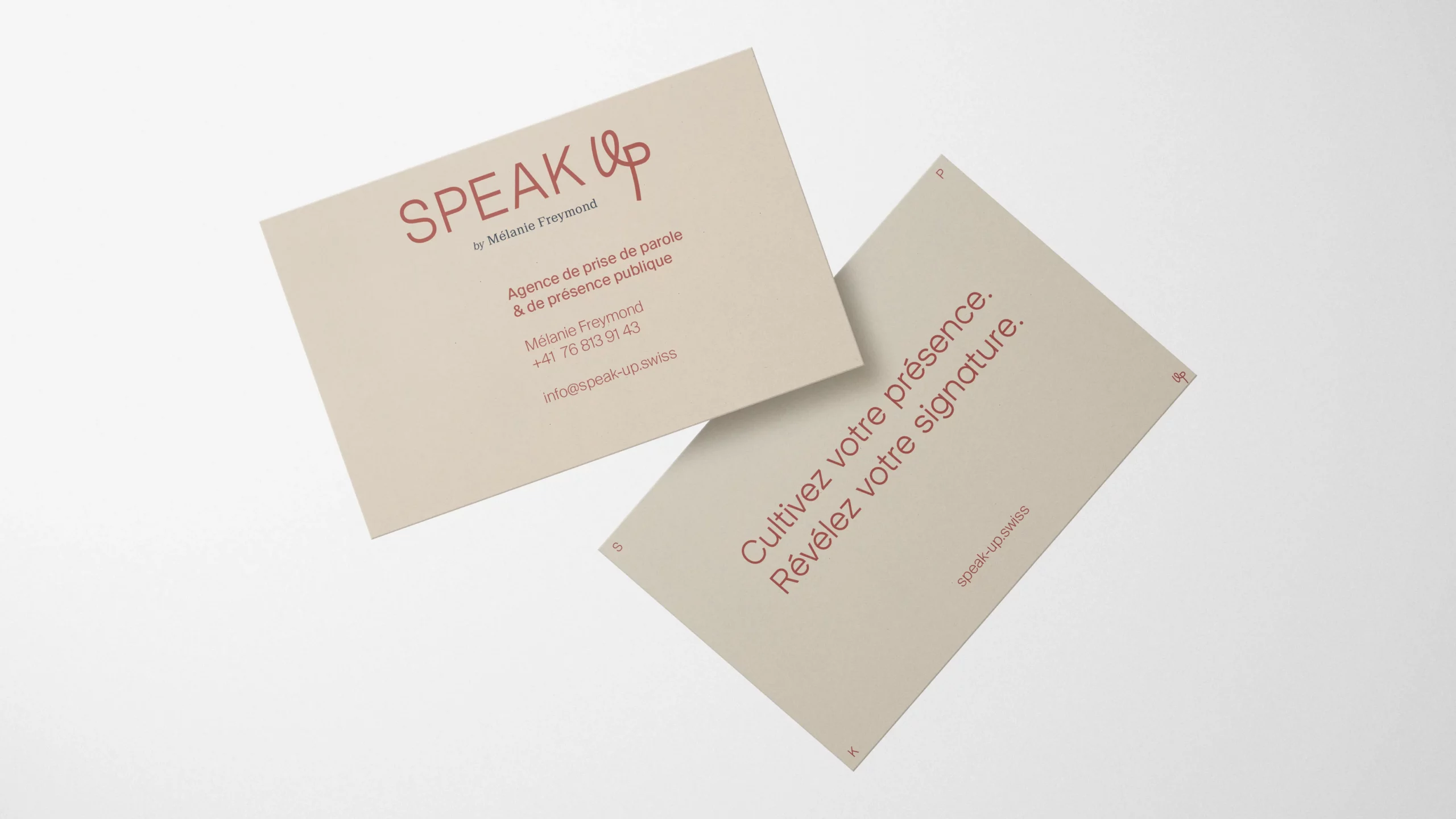 Recto et verso des cartes de visite Speak Up déclinant le logotype, les couleurs et la signature de la marque.