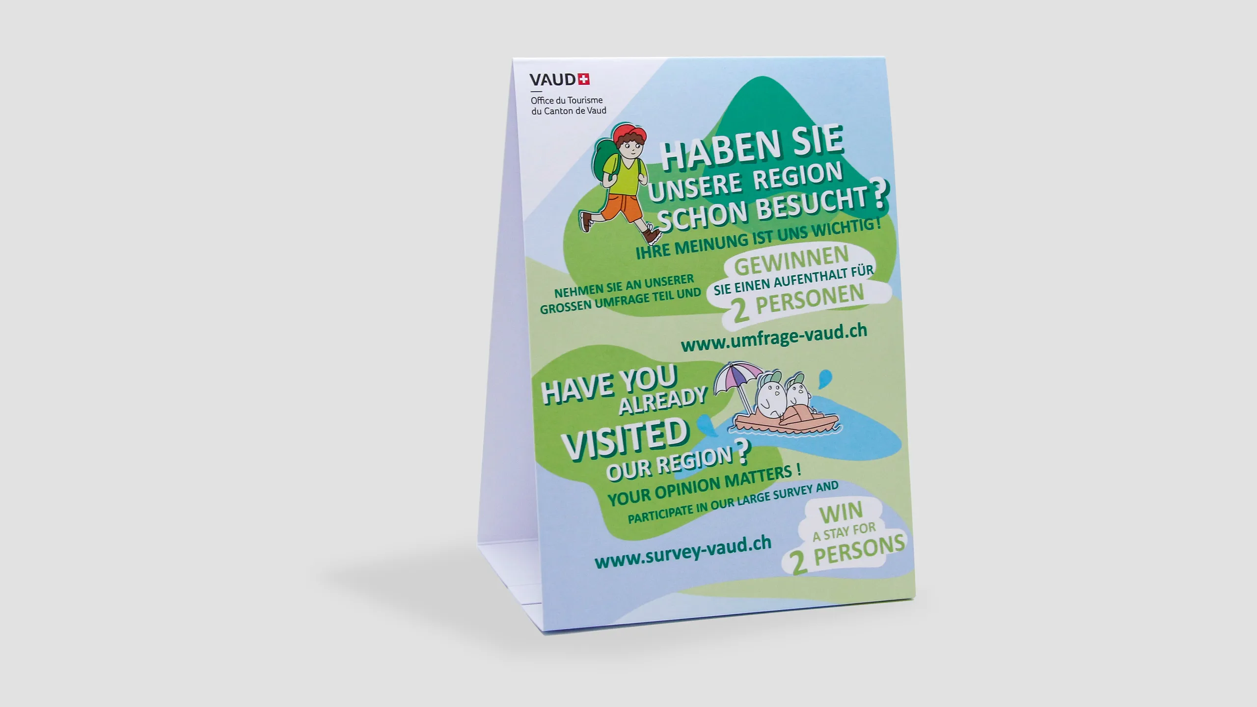 Chevalet de table vert de l'Office du Tourisme du Canton de Vaud (allemand et anglais), randonneur et personnages sur un radeau, invitation à l'enquête et à gagner un séjour. 