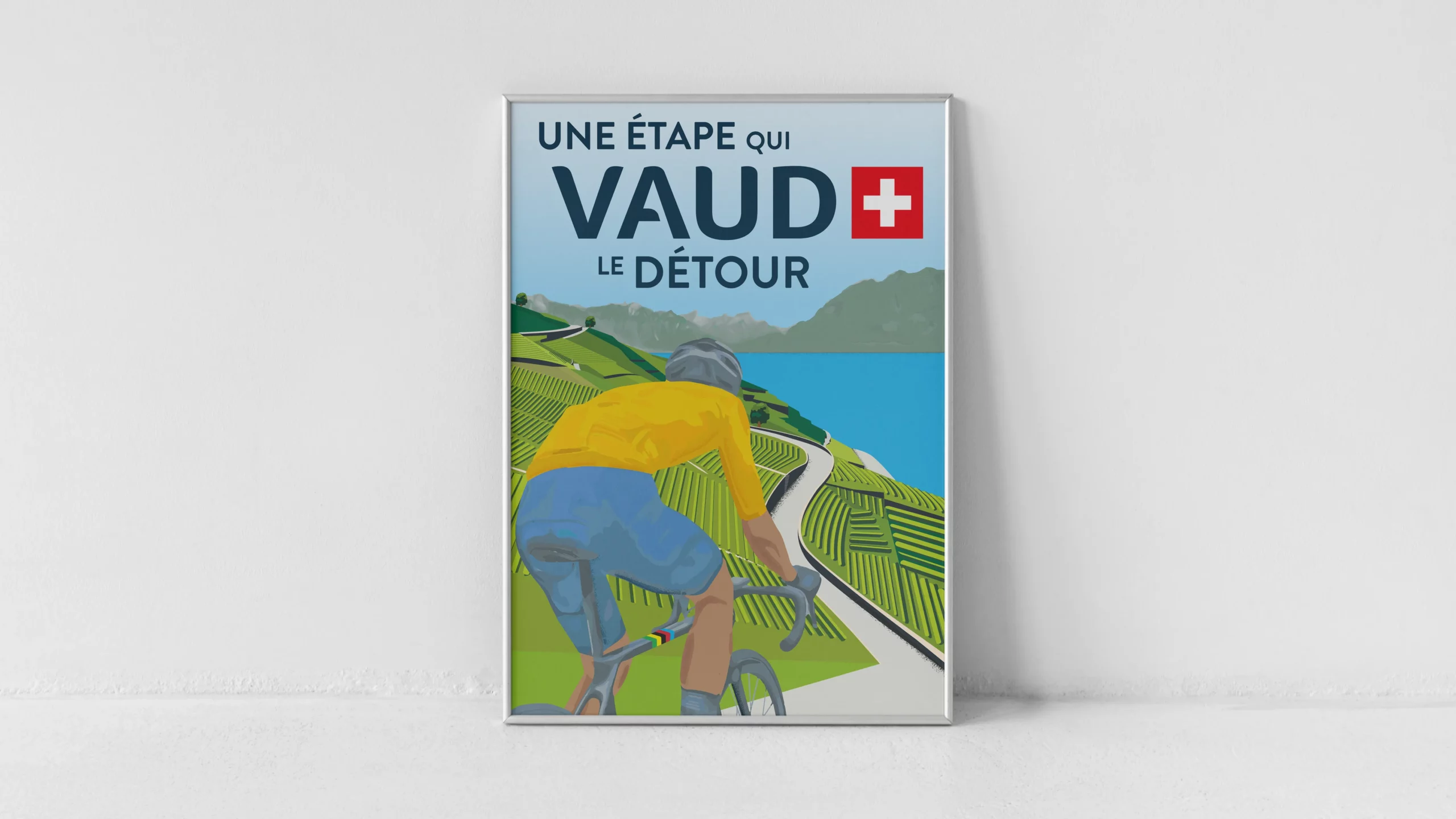 Affiche illustrée « Une étape qui Vaud le détour » : un cycliste en maillot jaune traverse les terrasses du Lavaux au bord du lac Léman.